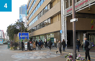 交差点を渡り、まっすぐ進むと右手に神戸三宮センター街が見えますので、さらにまっすぐ進みます