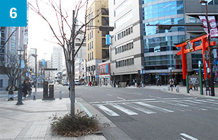 まっすぐ進むと右手に鳥居が見えます。交差点を渡りさらに進みます