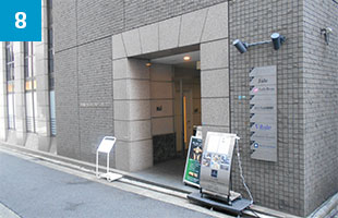 路地を進むとすぐに当院ビルの入り口が右手側に見えてきます