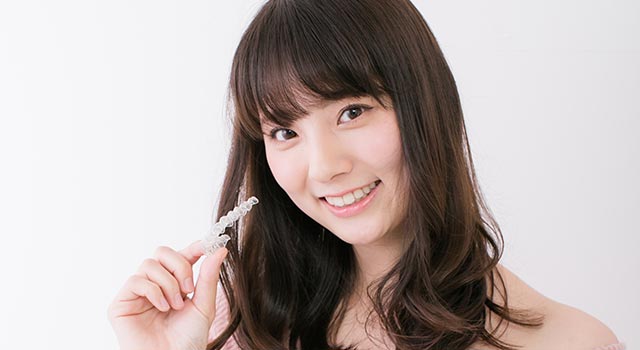 矯正治療中に器具が目立つのが嫌という方へ