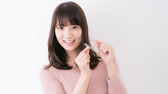 矯正治療中に器具が目立つのが嫌！という方にお勧めの矯正法