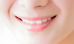 装着中も口元が突出しない